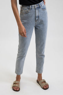  Classic Hi-Rise Tapered Jean Rhythm